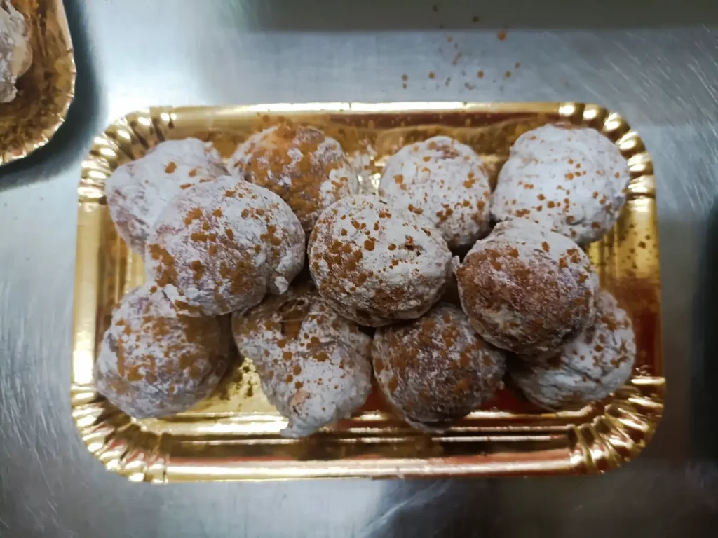 Buñuelos rellenos de nata, crema y trufa.