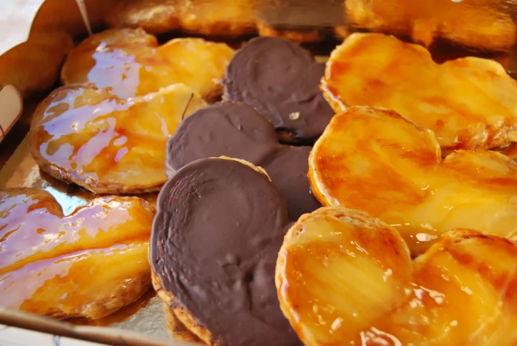 Caja de minipalmeras de yema y chocolate.