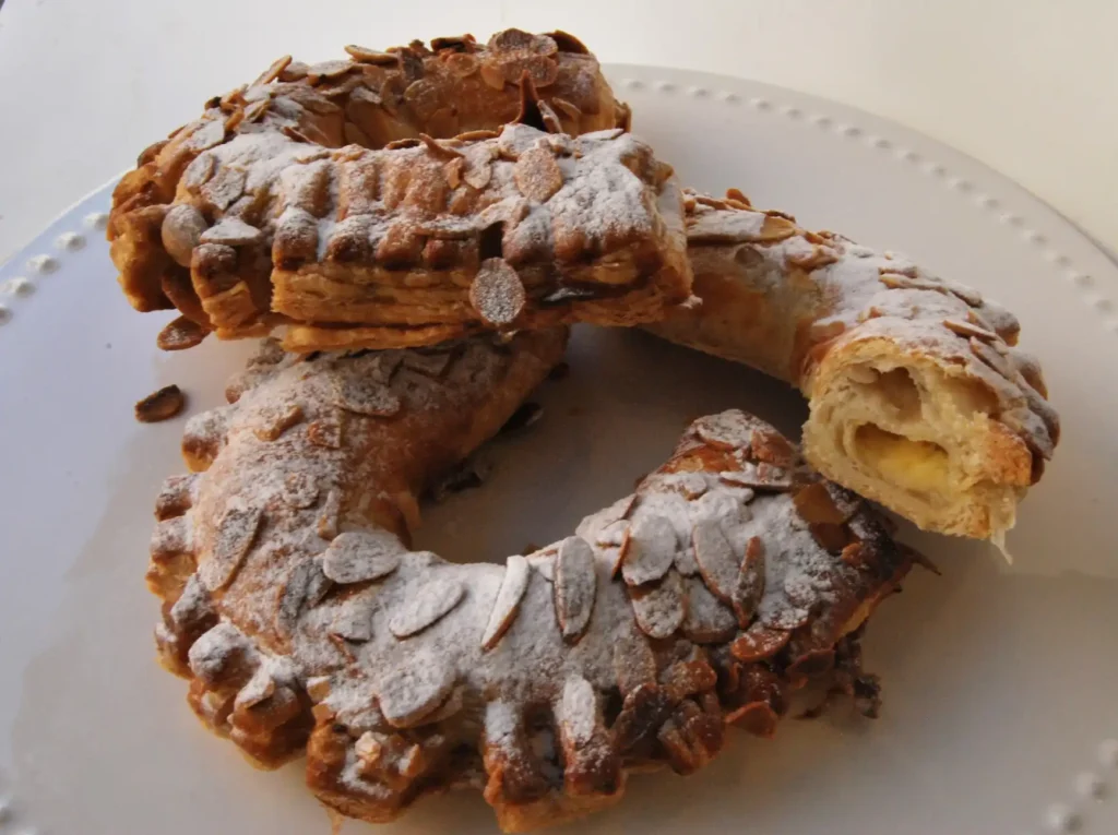 Herraduras rellenas de cabello de angel y crema pastelera.