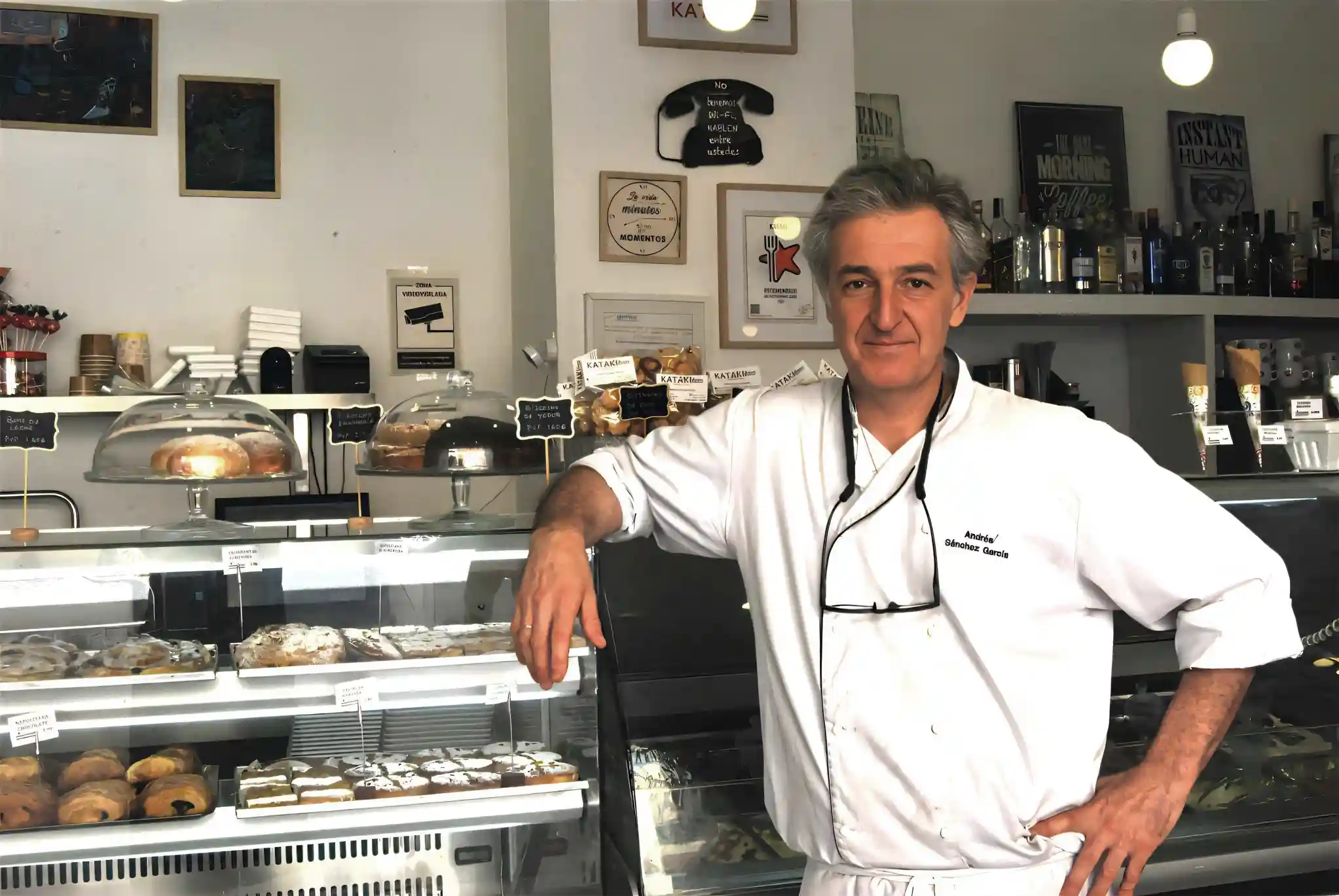 Andrés Sánchez frente a la vitrina de la pastelería.