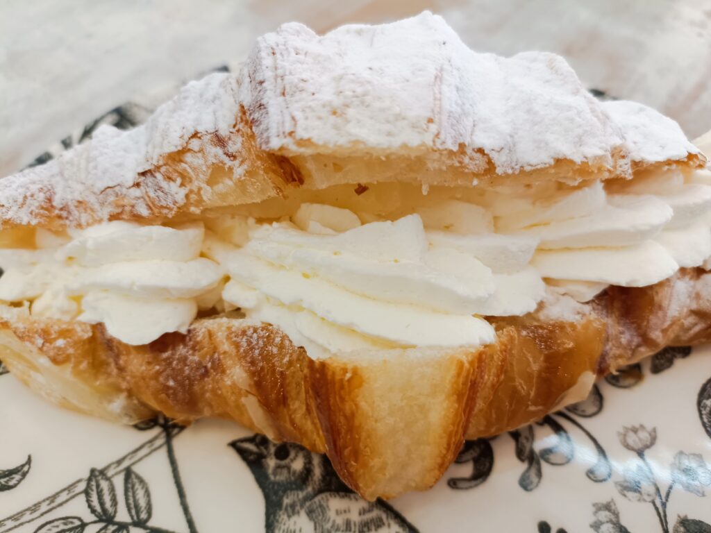 Croissant relleno de nata.